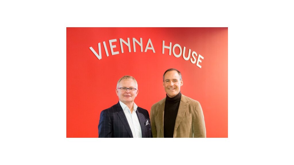 Prezes Zarządu Rupert Simoner (po prawej) oraz dyrektor ds. operacyjnych Martin Ykema (po lewej) zaprezentowali w Wiedniu nową markę Vienna House.