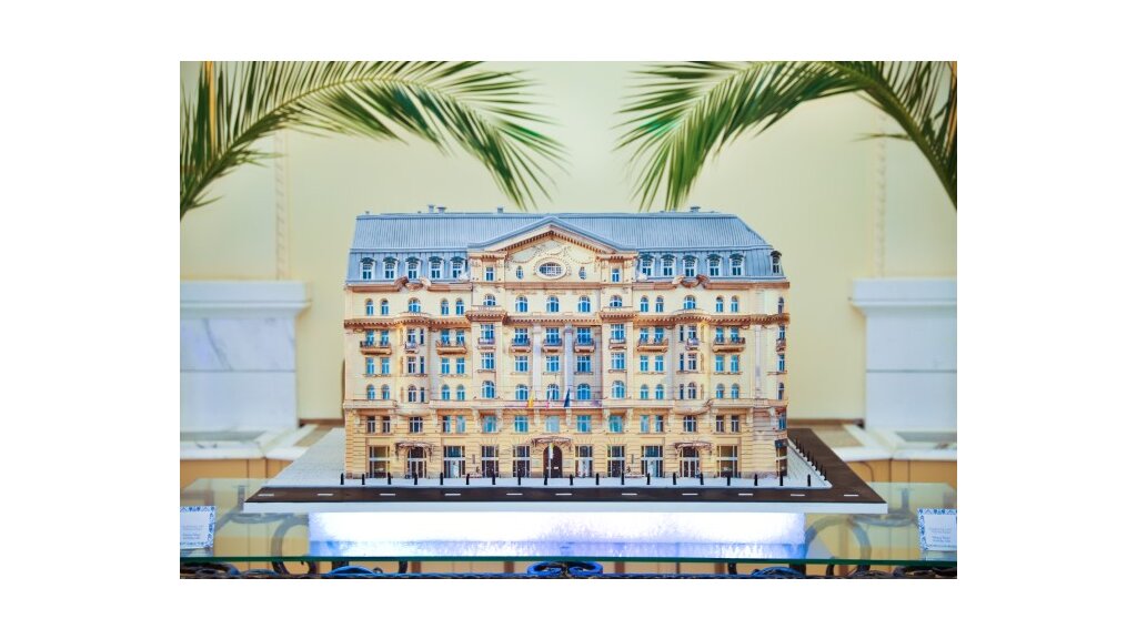 Urodzinowy tort Polonia Palace Hotel