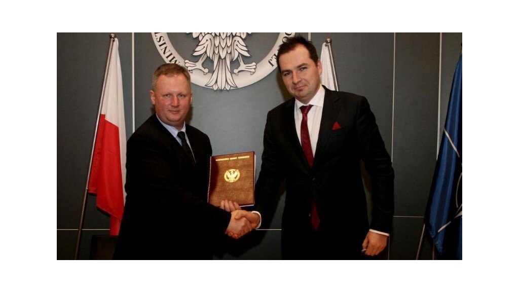 Dyrektor generalny MON Bogdan Ścibut oraz Jakub Opara, prezes zarządu spółki PL.2012+, operatora stadionu PGE Narodowy. źródło: CO MON