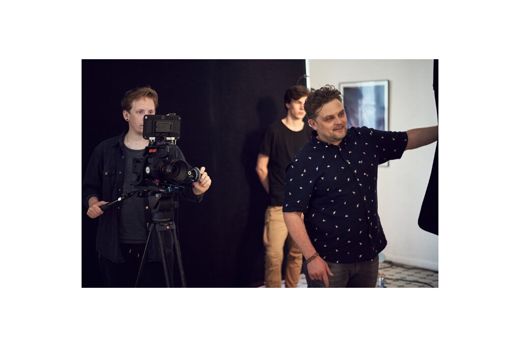 Backstage sesji laureatów MP Power Awards w Studiu Bank. Autor zdjęć i wideoportretów - Szymon Kobusiński (po prawej stronie)