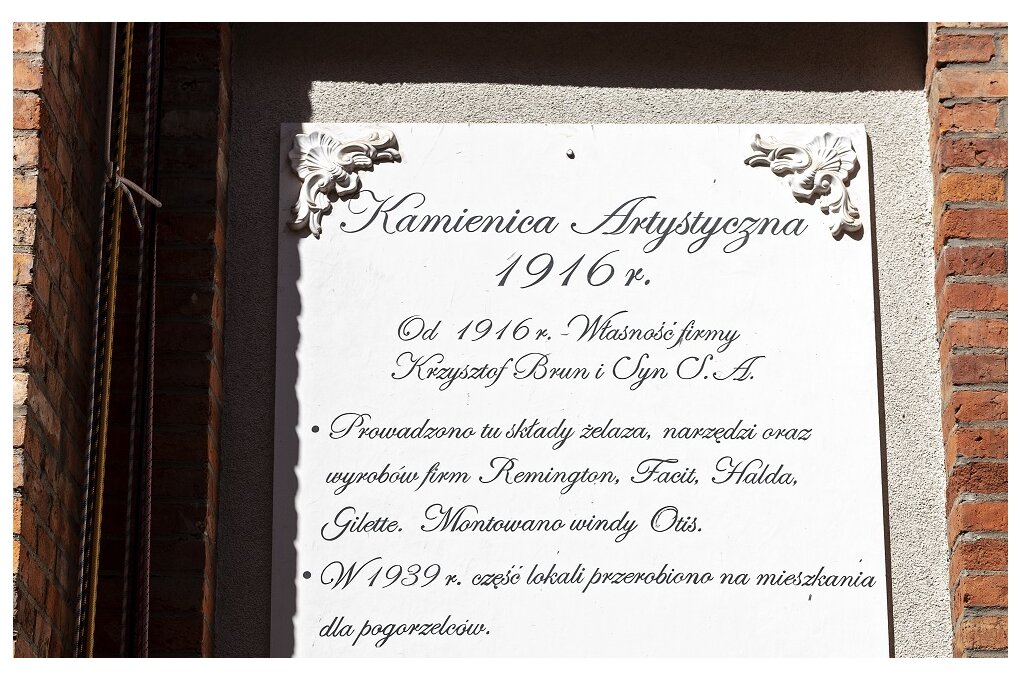 Białostocka 22 - tablica prezentująca historię kamienicy