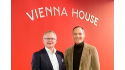Prezes Zarządu Rupert Simoner (po prawej) oraz dyrektor ds. operacyjnych Martin Ykema (po lewej) zaprezentowali w Wiedniu nową markę Vienna House.