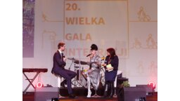 Viktoria Modesta podczas wywiadu