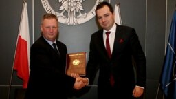 Dyrektor generalny MON Bogdan Ścibut oraz Jakub Opara, prezes zarządu spółki PL.2012+, operatora stadionu PGE Narodowy. źródło: CO MON