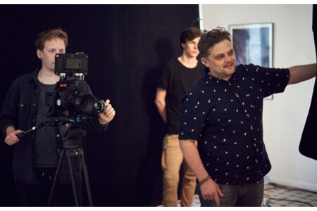 Backstage sesji laureatów MP Power Awards w Studiu Bank. Autor zdjęć i wideoportretów - Szymon Kobusiński (po prawej stronie)