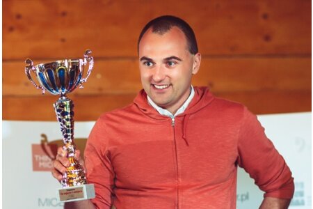 Marcin Lewandowski z trofeum Arłamów MICE Games
