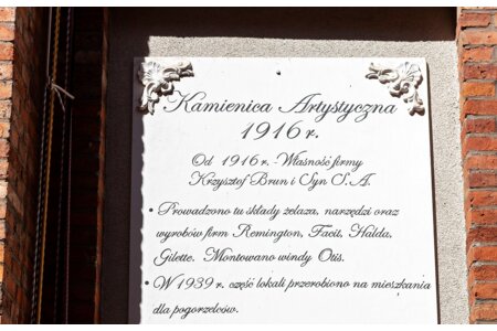 Białostocka 22 - tablica prezentująca historię kamienicy