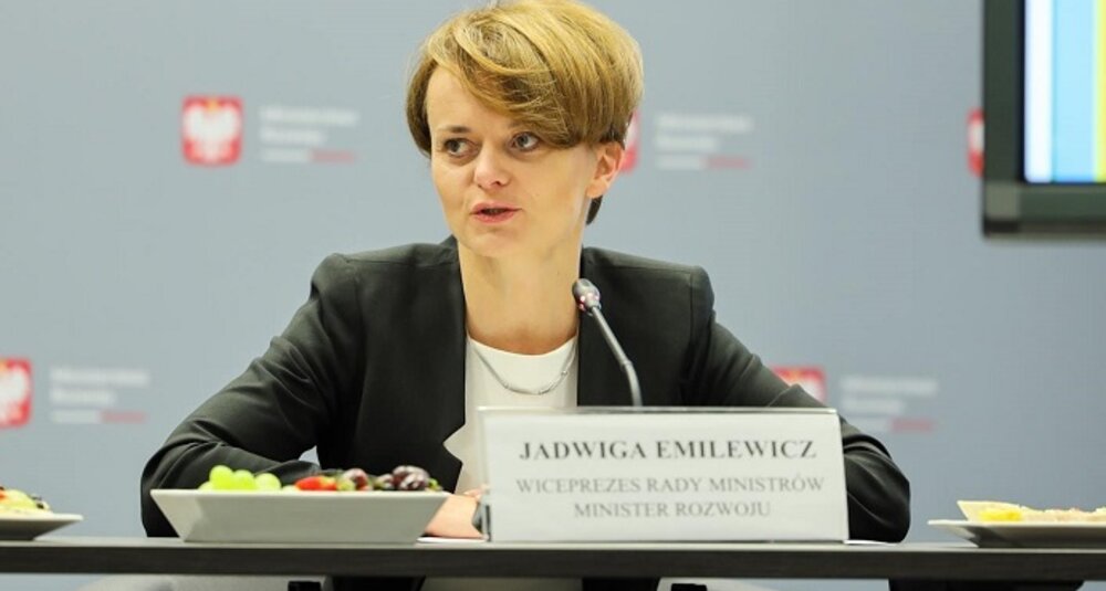 Jadwiga Emilewicz: Od pierwszego lipca samoloty będą mogły latać już z pełnym składem pasażerów. Fot. Ministerstwo Rozwoju