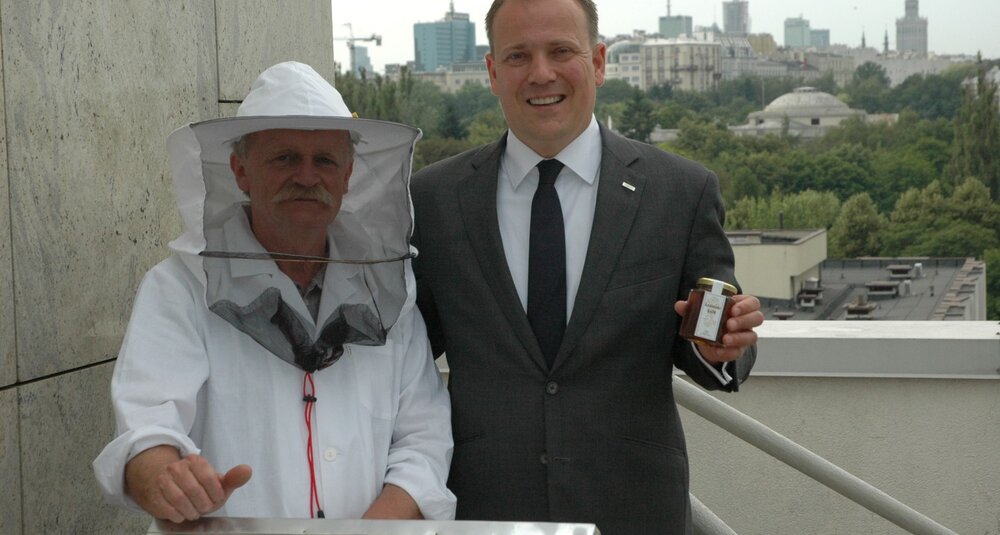 Marek Barzyk i dyrektor hotelu Heddo Siebs