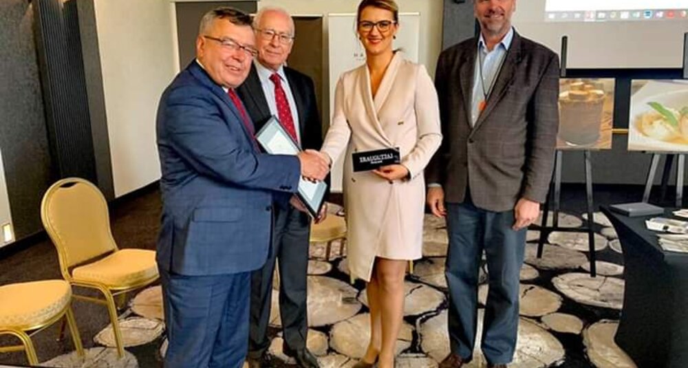 Od lewej: Krzysztof Jędrocha, prezes Fundacji, Kazimierz Kowalski, honorowy prezes Fundacji, Anna Narel, dyrektor hotelu Traugutta3, Jerzy Donimirski, przewodniczący Rady Hoteli 1. kadencji