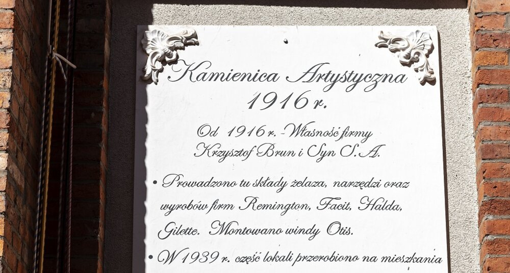 Białostocka 22 - tablica prezentująca historię kamienicy