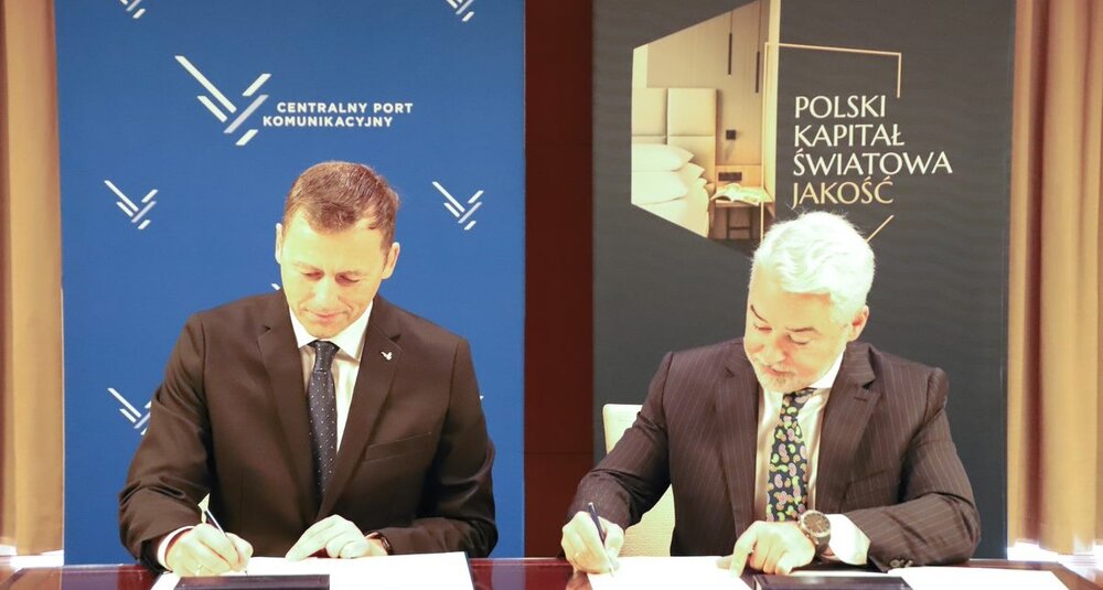 Mikołaj Wild, prezes spółki CPK, i Gheorghe Marian Cristescu, prezes zarządu Polskiego Holdingu Hotelowego