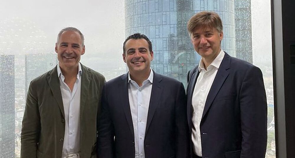 od lewej Rupert Simoner, CEO Vienna House Capital, Ruslan Husry, CEO HR Group i Björn Weidner, CLO HR Group po podpisaniu umowy