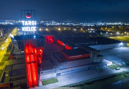 Targi Kielce oświetlone na czerwono, fot. Facebook