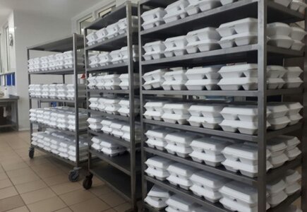 Centrum logistyczno-produkcyjne Belvedere - posiłki przygotowane do dostarczenia do szpitali