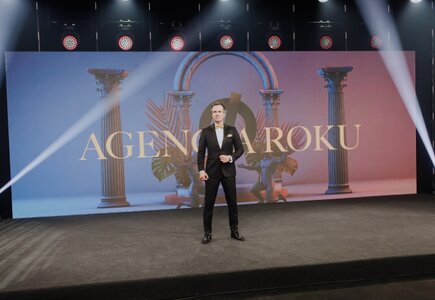 Robert Jarek, prowadzący galę, zapowiada przyznanie po raz pierwszy tytułu „Agencja Roku”. fot. Ewa Wiitak