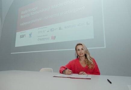 Podpisywanie deklaracji – Marta Dunin-Michałowska, prezes SBE