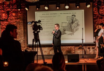 Paweł Brun, prezes zarządu spółki Krzysztof Brun i Syn o historii firmy i kamienicy przy Białostockiej 22. fot. Ewa Witak, Fotograficznie.pl