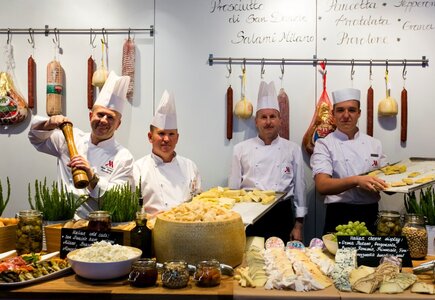 Witek Szczechura, szef kuchni (pierwszy po lewej stronie) wraz z pracownikami