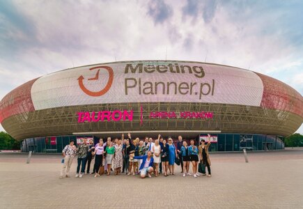 Tauron Arena Kraków przed wieczorem integracyjnym i logo MeetingPlanner.pl na  półkilometrowym ekranie LED na elewacji budynku