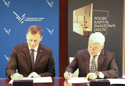 Mikołaj Wild, prezes spółki CPK, i Gheorghe Marian Cristescu, prezes zarządu Polskiego Holdingu Hotelowego