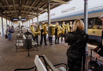 Powitanie przez zespół Sheraton Sopot Hotel na peronie kolejowym