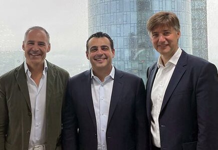 od lewej Rupert Simoner, CEO Vienna House Capital, Ruslan Husry, CEO HR Group i Björn Weidner, CLO HR Group po podpisaniu umowy