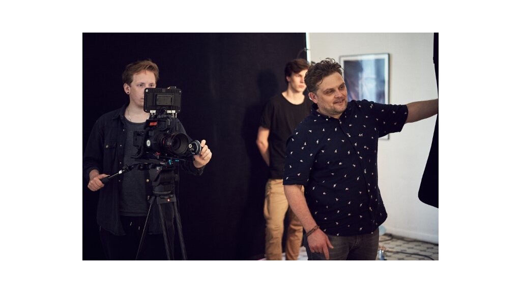 Backstage sesji laureatów MP Power Awards w Studiu Bank. Autor zdjęć i wideoportretów - Szymon Kobusiński (po prawej stronie)