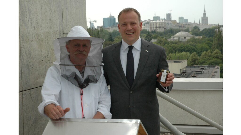 Marek Barzyk i dyrektor hotelu Heddo Siebs