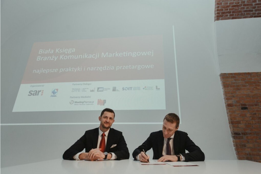 Podpisywanie deklaracji – Szymon Gutkowski, prezes SAR i Mariusz Gerałtowski, prezes PSML