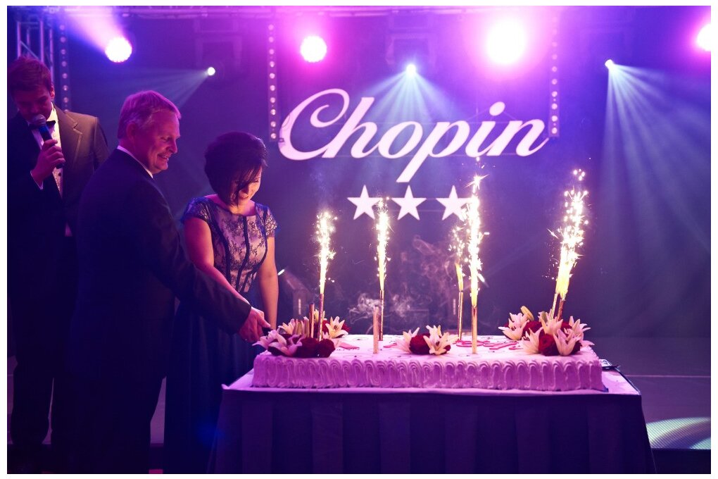 Urodzinowy tort pokroili: Ewa Nowakowska, general manager Chopin Hotel Cracow Old Town oraz Martin Ykema, COO Vienna International Hotelmanagement AG. Fot. Konrad Obidziński / Chopin Hotel Cracow