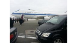 Minivan na płycie obok Air Force One