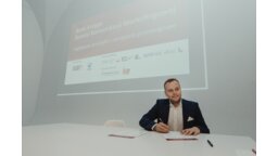 Podpisywanie deklaracji dobrych praktyk i standardów współpracy – Łukasz Adamowicz wiceprezes SOIT