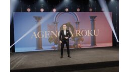 Robert Jarek, prowadzący galę, zapowiada przyznanie po raz pierwszy tytułu „Agencja Roku”. fot. Ewa Wiitak