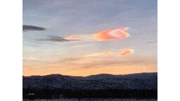 Zjawisko dosyć rzadkie, nazywa się „nacreous clouds”. Jego piękno niestety jest wyrazem i dowodem na istnienie dziury ozonowej.