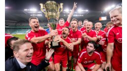 Puchar zwycięzcom wręczył Łukasz Sekuła, członek zarządu Legii Warszawa
