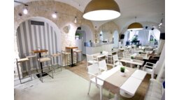Strony z książek "uratowane" na ścianach Bistro