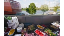 Kolacja integracyjna przygotowana przez Royal Catering na tarasie Centrum Nauki Kopernik.