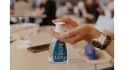 Na każdym stole do rozmów dostępne były płyny do dezynfekcji