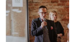 Paweł Brun, opowiadając o historii miejsca w sali na pierwszym piętrze, pokazywał pamiątki, które udało się wkomponować w przestrzeń Białostockiej 22