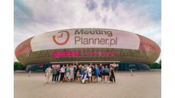 Tauron Arena Kraków przed wieczorem integracyjnym i logo MeetingPlanner.pl na  półkilometrowym ekranie LED na elewacji budynku