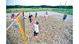 Mecz w siatkówkę plażową w finale pikniku – pełne zaangażowanie