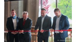 Przecięcia wstęgi przez Krzysztofa Skolimowskiego (zastępcę burmistrza Mokotowa), Rafała Kwiatkowskiego (właściciela hotelu) oraz Łukasza Pakułę, dyrektora generalnego HbH Warsaw Mokotów
