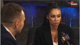 Kadr z jednego z naszych wywiadów na See Bloggers 2018. Na zdjęciu: Omenaa Mensah i Marek Piasek.