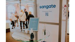 Każdy z uczestników przechodził przez bramkę dezynfekcyjną zainstalowaną przez firmę Sangate