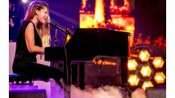 Ania Szarmach w utworze By Your Side