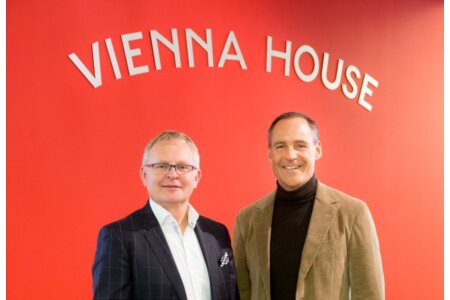 Prezes Zarządu Rupert Simoner (po prawej) oraz dyrektor ds. operacyjnych Martin Ykema (po lewej) zaprezentowali w Wiedniu nową markę Vienna House.