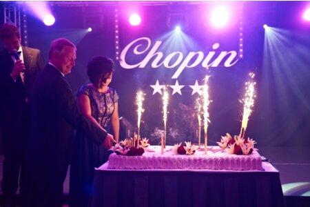 Urodzinowy tort pokroili: Ewa Nowakowska, general manager Chopin Hotel Cracow Old Town oraz Martin Ykema, COO Vienna International Hotelmanagement AG. Fot. Konrad Obidziński / Chopin Hotel Cracow