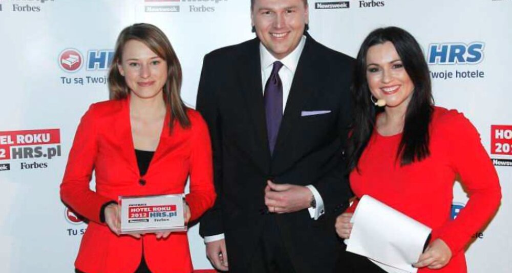 Od lewej: Ilona Rzeźnicka (dyrektor Pałacu Brunów), Łukasz Dąbrowski (dyrektor generalny HRS Polska), Beata Tadla, prowadząca galę finałową plebiscytu Hotel Roku 2012 / fot. AKPA