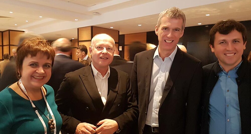 Żaneta Berus (dyrektor zarządzająca Ptak Warsaw Expo), Dawid Ptak (właściciel Ptak Warsaw Expo), Kai Hattendorf (dyrektor zarządzający UFI) i Tomasz Szypuła (prezes zarządu Ptak Warsaw Expo)
